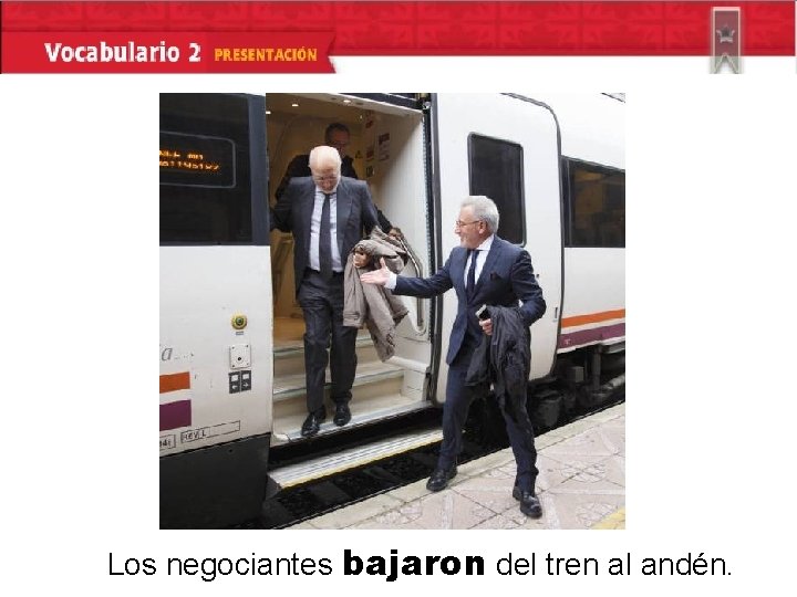 Los negociantes bajaron del tren al andén. 