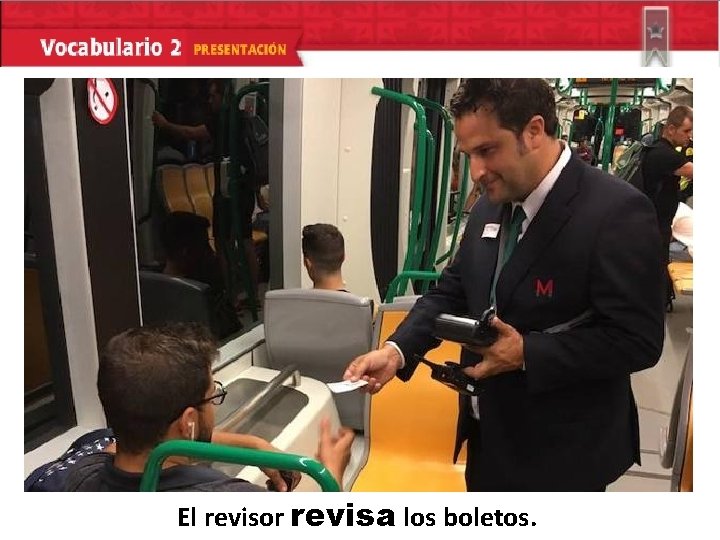 El revisor revisa los boletos. 