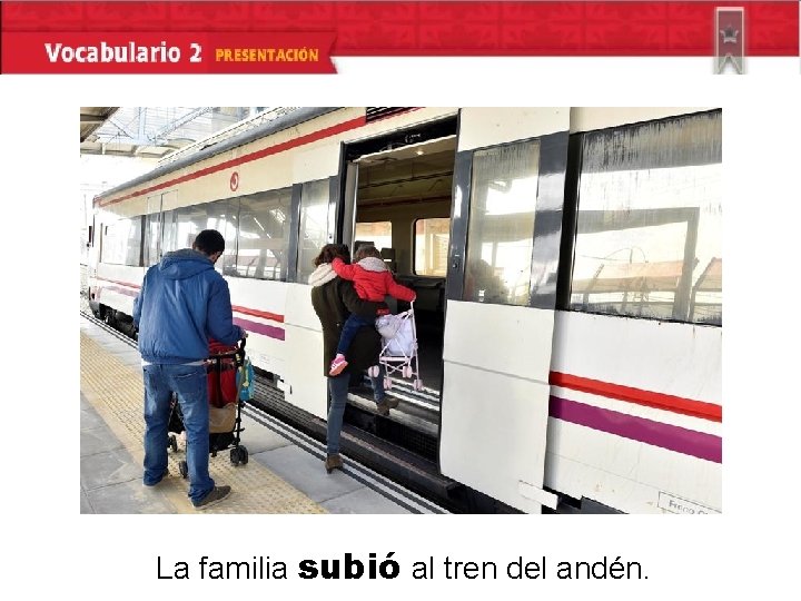 La familia subió al tren del andén. 