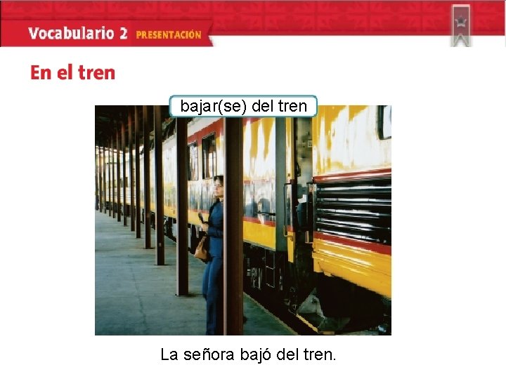 bajar(se) del tren La señora bajó del tren. 