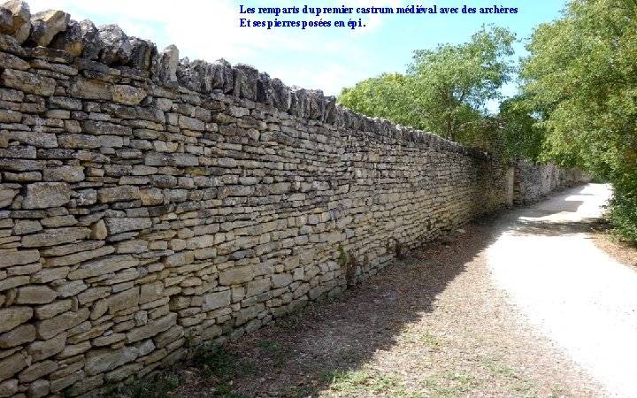 Les remparts du premier castrum médiéval avec des archères Et ses pierres posées en
