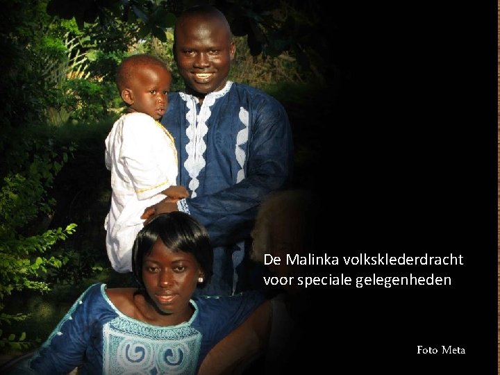 De Malinka volksklederdracht voor speciale gelegenheden Foto Meta 