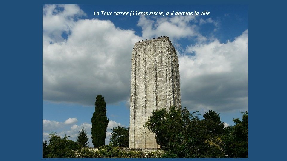 La Tour carrée (11éme siècle) qui domine la ville 