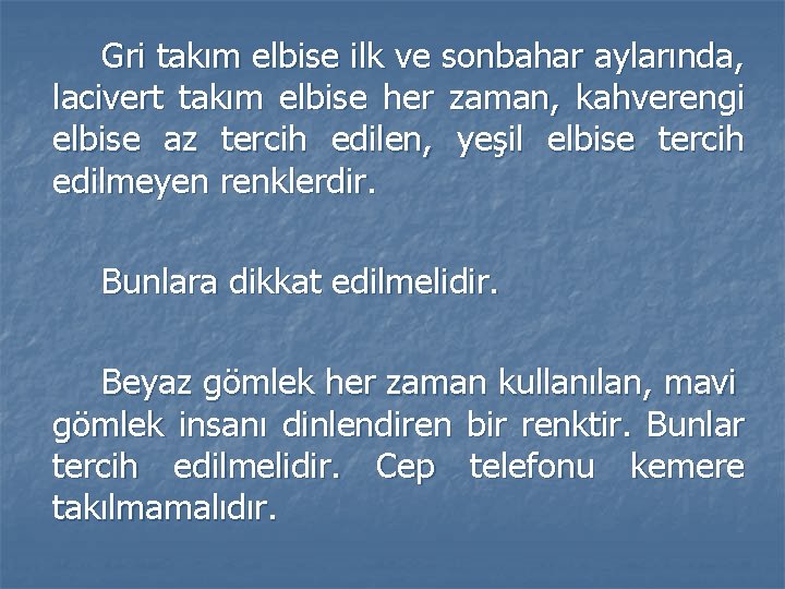 Gri takım elbise ilk ve sonbahar aylarında, lacivert takım elbise her zaman, kahverengi elbise