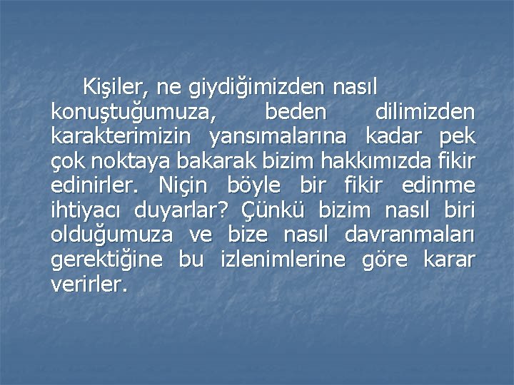 Kişiler, ne giydiğimizden nasıl konuştuğumuza, beden dilimizden karakterimizin yansımalarına kadar pek çok noktaya bakarak