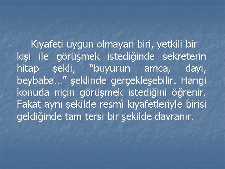 Kıyafeti uygun olmayan biri, yetkili bir kişi ile görüşmek istediğinde sekreterin hitap şekli, “buyurun