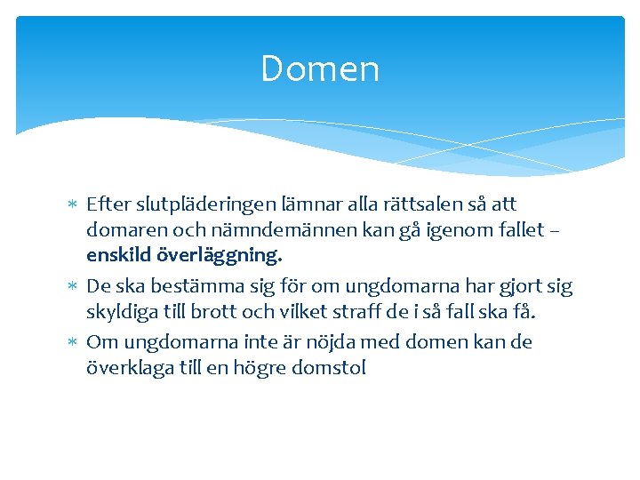 Domen Efter slutpläderingen lämnar alla rättsalen så att domaren och nämndemännen kan gå igenom