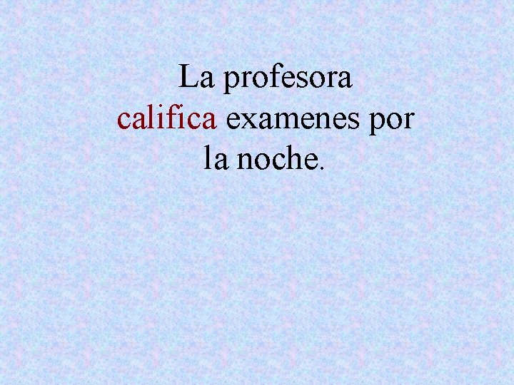 La profesora califica examenes por la noche. 