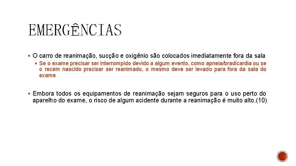 § O carro de reanimação, sucção e oxigênio são colocados imediatamente fora da sala