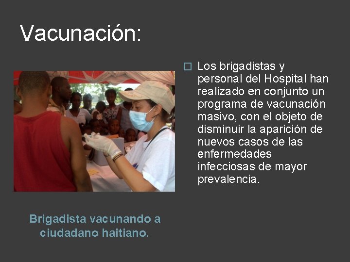 Vacunación: � Brigadista vacunando a ciudadano haitiano. Los brigadistas y personal del Hospital han