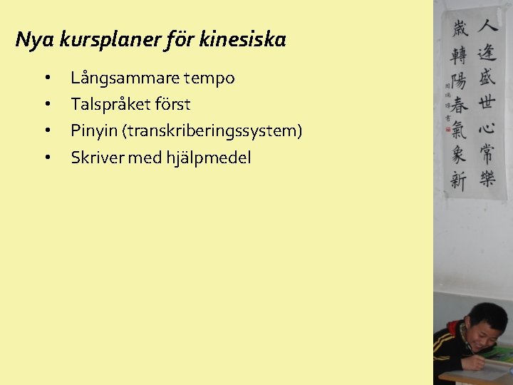 Nya kursplaner för kinesiska • • Långsammare tempo Talspråket först Pinyin (transkriberingssystem) Skriver med
