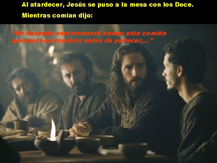 Al atardecer, Jesús se puso a la mesa con los Doce. Mientras comían dijo: