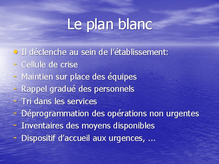 Le plan blanc • Il déclenche au sein de l’établissement: - Cellule de crise