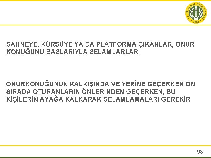 SAHNEYE, KÜRSÜYE YA DA PLATFORMA ÇIKANLAR, ONUR KONUĞUNU BAŞLARIYLA SELAMLARLAR. ONURKONUĞUNUN KALKIŞINDA VE YERİNE