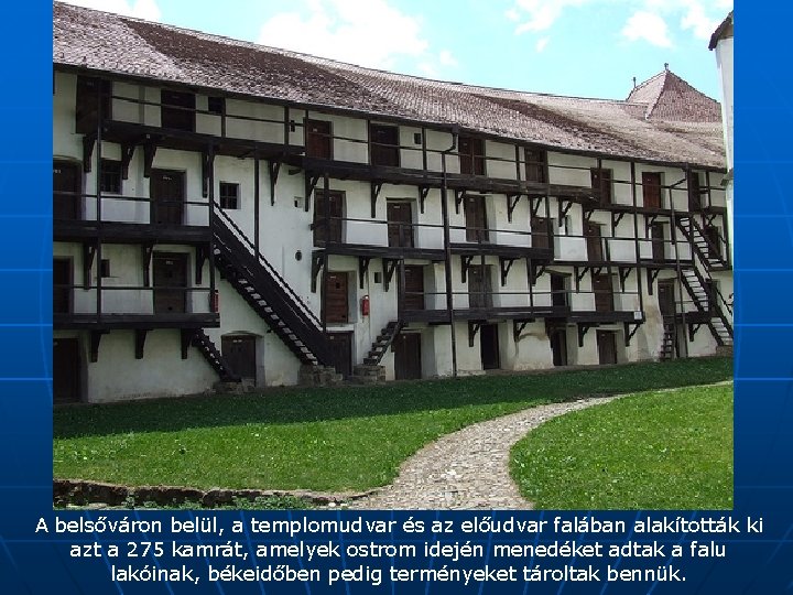 A belsőváron belül, a templomudvar és az előudvar falában alakították ki azt a 275