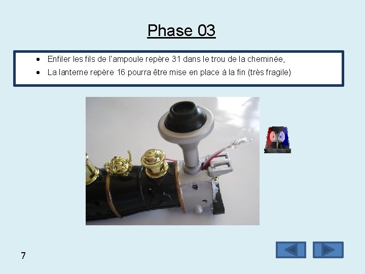 Phase 03 Enfiler les fils de l’ampoule repère 31 dans le trou de la