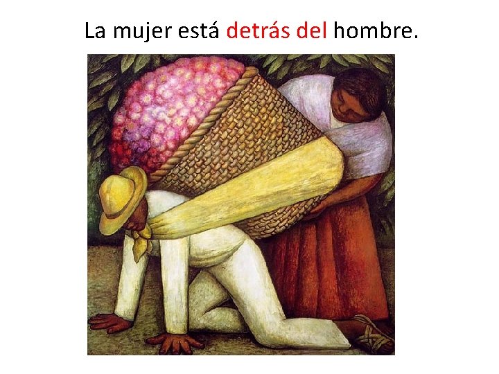 La mujer está detrás del hombre. 