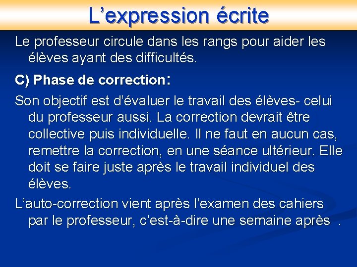 L’expression écrite Le professeur circule dans les rangs pour aider les élèves ayant des