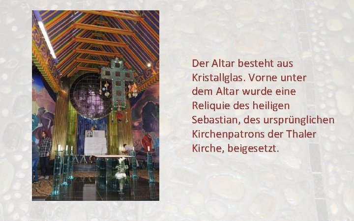 Der Altar besteht aus Kristallglas. Vorne unter dem Altar wurde eine Reliquie des heiligen