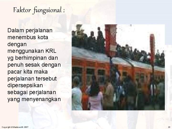 Faktor fungsional : Dalam perjalanan menembus kota dengan menggunakan KRL yg berhimpinan dan penuh