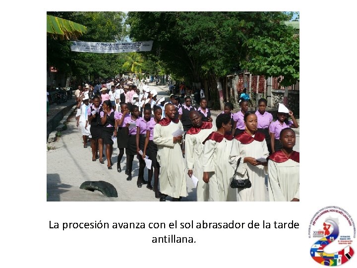 La procesión avanza con el sol abrasador de la tarde antillana. 