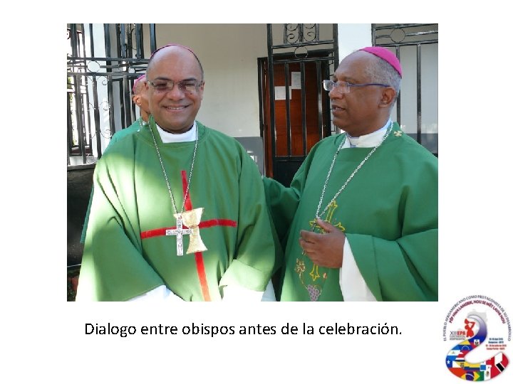 Dialogo entre obispos antes de la celebración. 