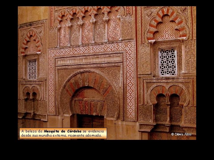 A beleza da Mesquita de Córdoba se evidencia desde sua muralha externa, ricamente adornada.