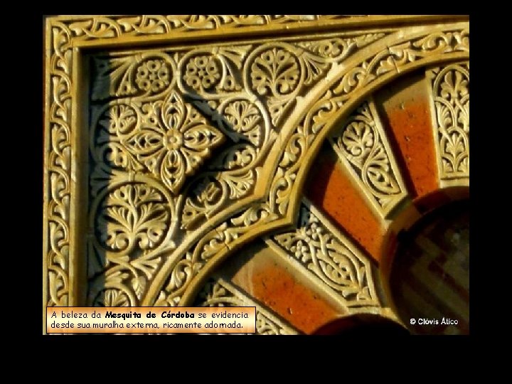 A beleza da Mesquita de Córdoba se evidencia desde sua muralha externa, ricamente adornada.