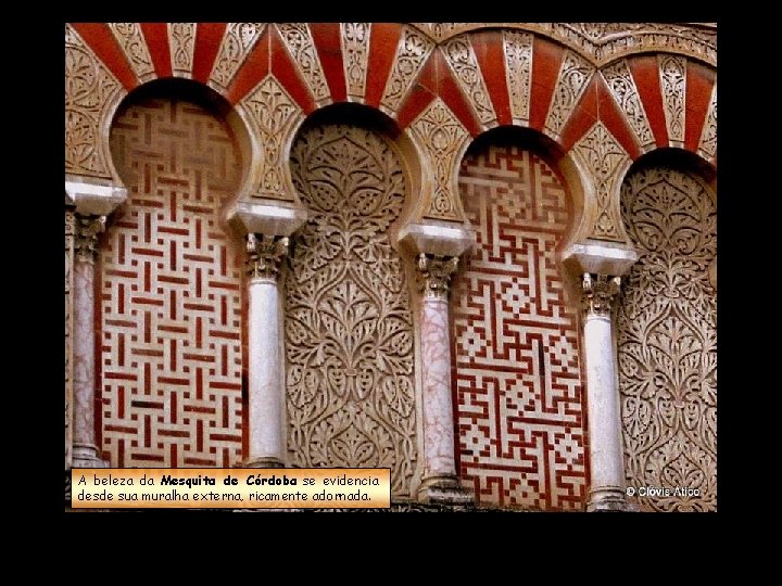 A beleza da Mesquita de Córdoba se evidencia desde sua muralha externa, ricamente adornada.