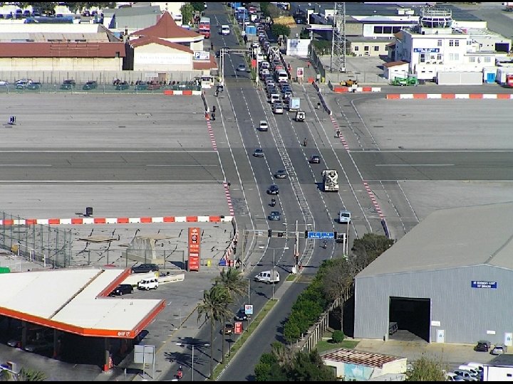 incroyable! la circulation s'arrête, pour permettre aux avions de décoller. 