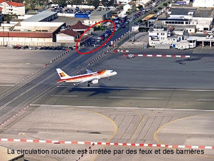 La circulation routière est arrêtée par des feux et des barrières 