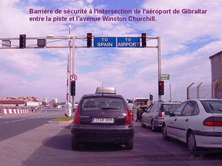 Barrière de sécurité à l'intersection de l'aéroport de Gibraltar entre la piste et l'avenue