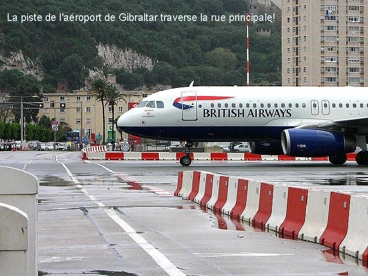 La piste de l'aéroport de Gibraltar traverse la rue principale! 