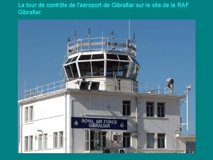 La tour de contrôle de l'aéroport de Gibraltar sur le site de la RAF