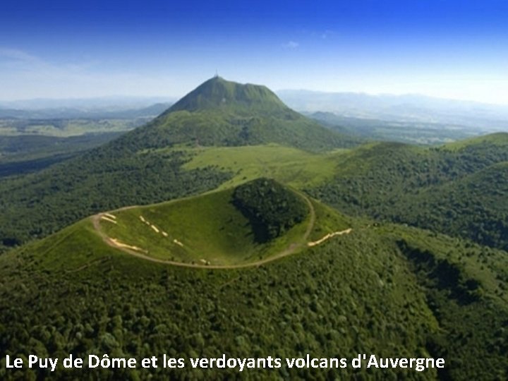 Le Puy de Dôme et les verdoyants volcans d'Auvergne 