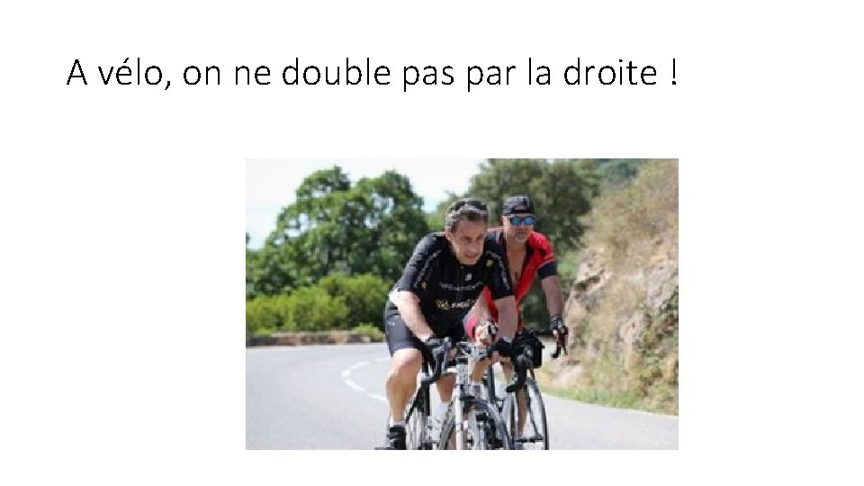 A vélo, on ne double pas par la droite ! 