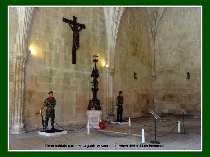 Deux soldats montent la garde devant les tombes des soldats inconnus. 