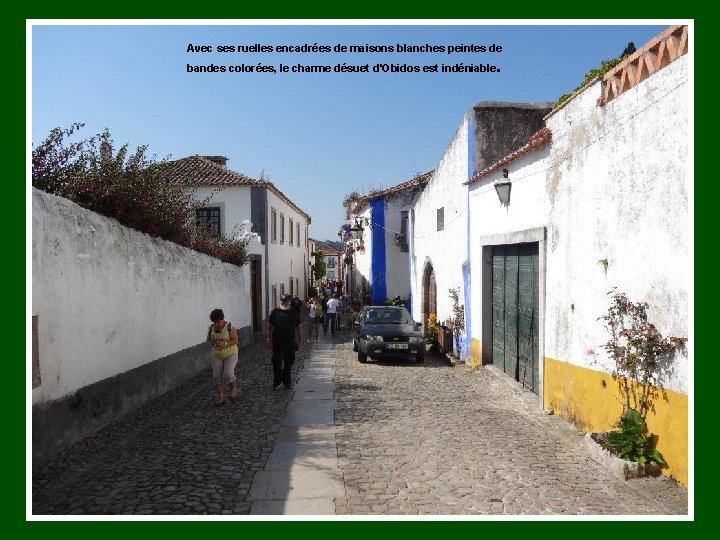 Avec ses ruelles encadrées de maisons blanches peintes de . bandes colorées, le charme