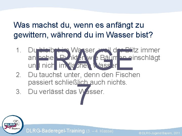 Was machst du, wenn es anfängt zu gewittern, während du im Wasser bist? FRAGE