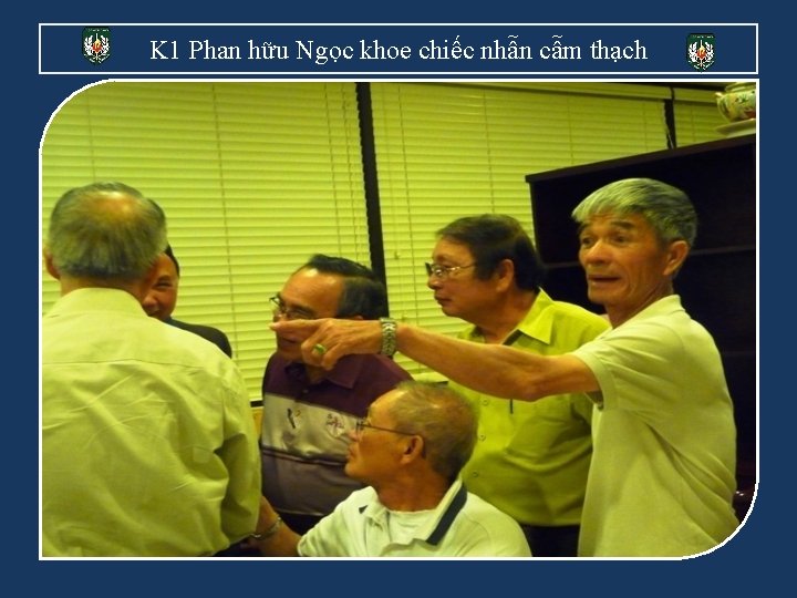 K 1 Phan hữu Ngọc khoe chiếc nhẫn cẫm thạch 