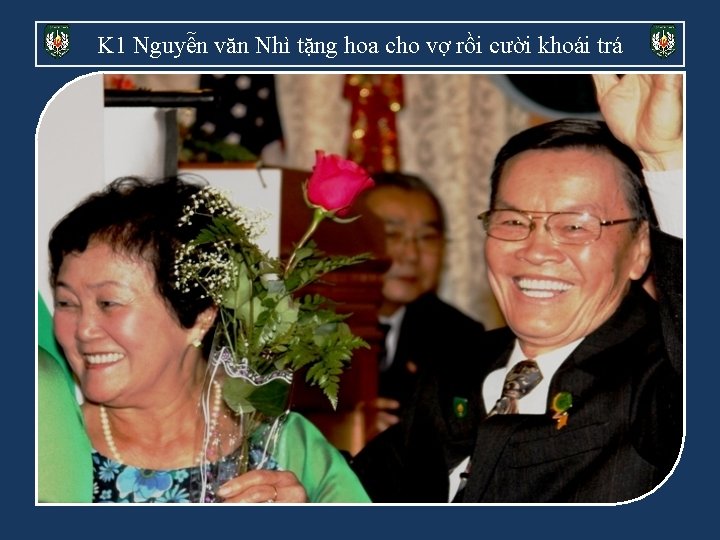 K 1 Nguyễn văn Nhì tặng hoa cho vợ rồi cười khoái trá 