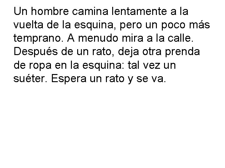 Un hombre camina lentamente a la vuelta de la esquina, pero un poco más