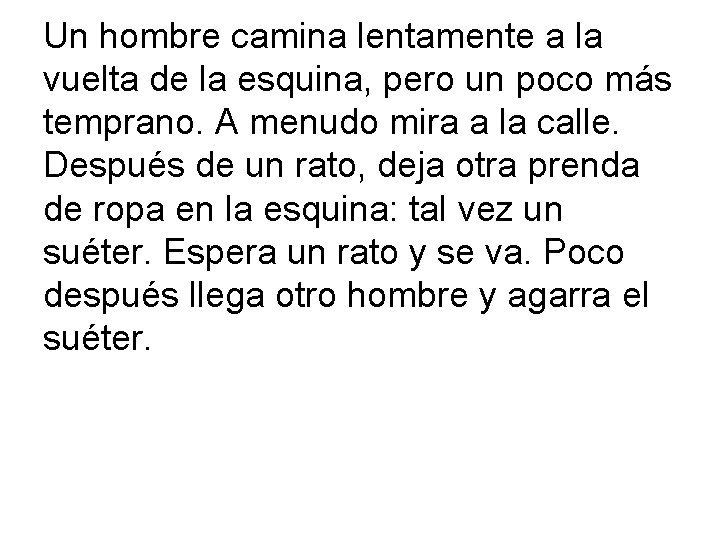 Un hombre camina lentamente a la vuelta de la esquina, pero un poco más