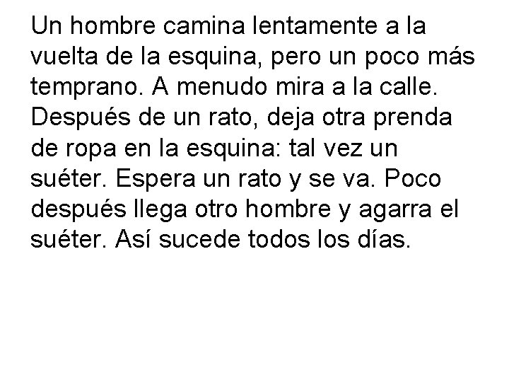 Un hombre camina lentamente a la vuelta de la esquina, pero un poco más