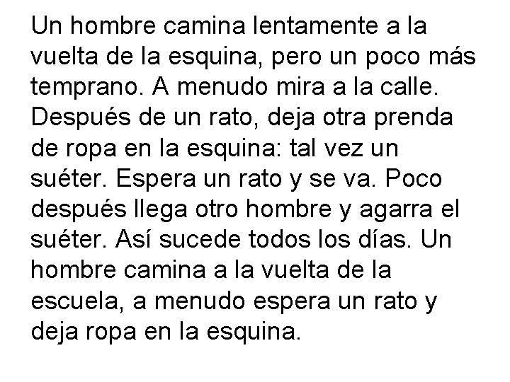 Un hombre camina lentamente a la vuelta de la esquina, pero un poco más