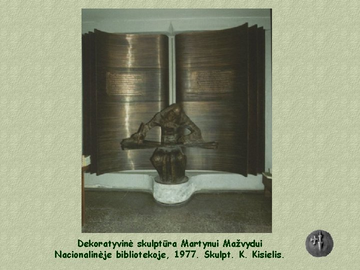 Dekoratyvinė skulptūra Martynui Mažvydui Nacionalinėje bibliotekoje, 1977. Skulpt. K. Kisielis. 