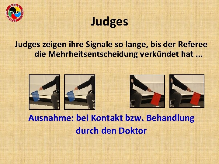 Judges zeigen ihre Signale so lange, bis der Referee die Mehrheitsentscheidung verkündet hat. .