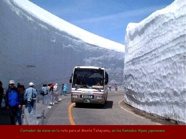 Corredor de nieve en la ruta para el Monte Tateyama, en los llamados Alpes