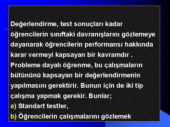 Değerlendirme, test sonuçları kadar öğrencilerin sınıftaki davranışlarını gözlemeye dayanarak öğrencilerin performansı hakkında karar vermeyi