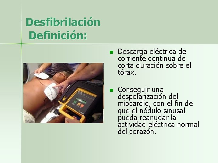 Desfibrilación Definición: n Descarga eléctrica de corriente continua de corta duración sobre el tórax.